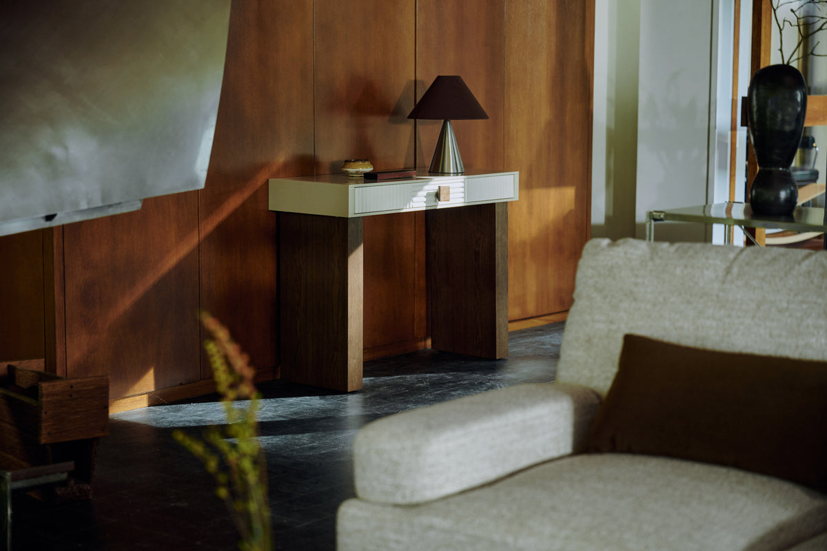 lampe de table Khone à abat-jour conique bordeaux et pied cône en métal brossé