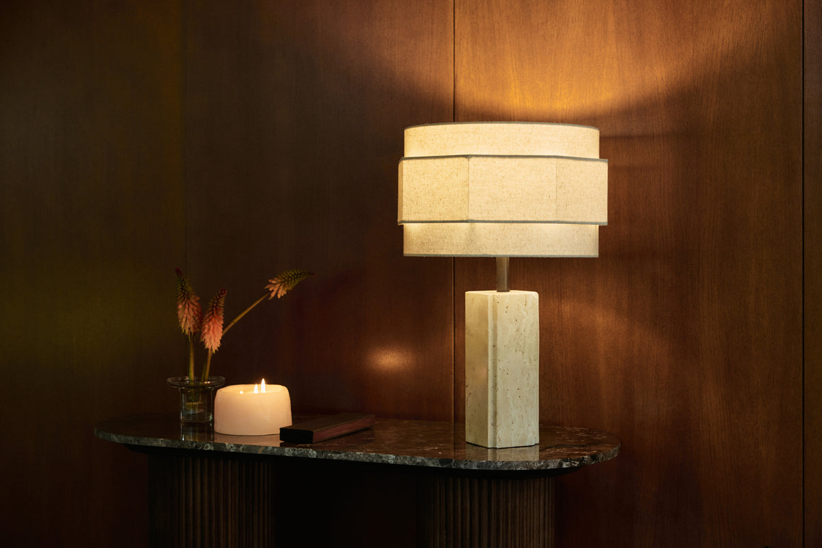 lampe Mindy à pied colonne en travertin et abat-jour en lin à trois bandeaux