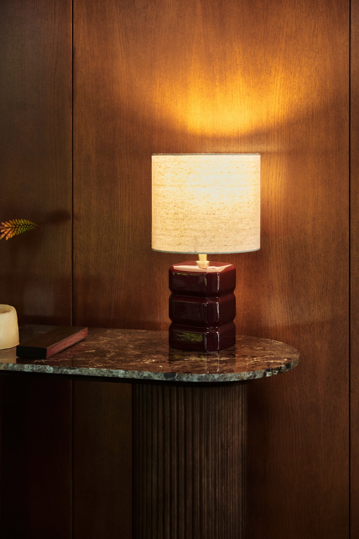 lampe Anya à pied en céramique bordeaux émaillée et abat-jour cylindrique en lin