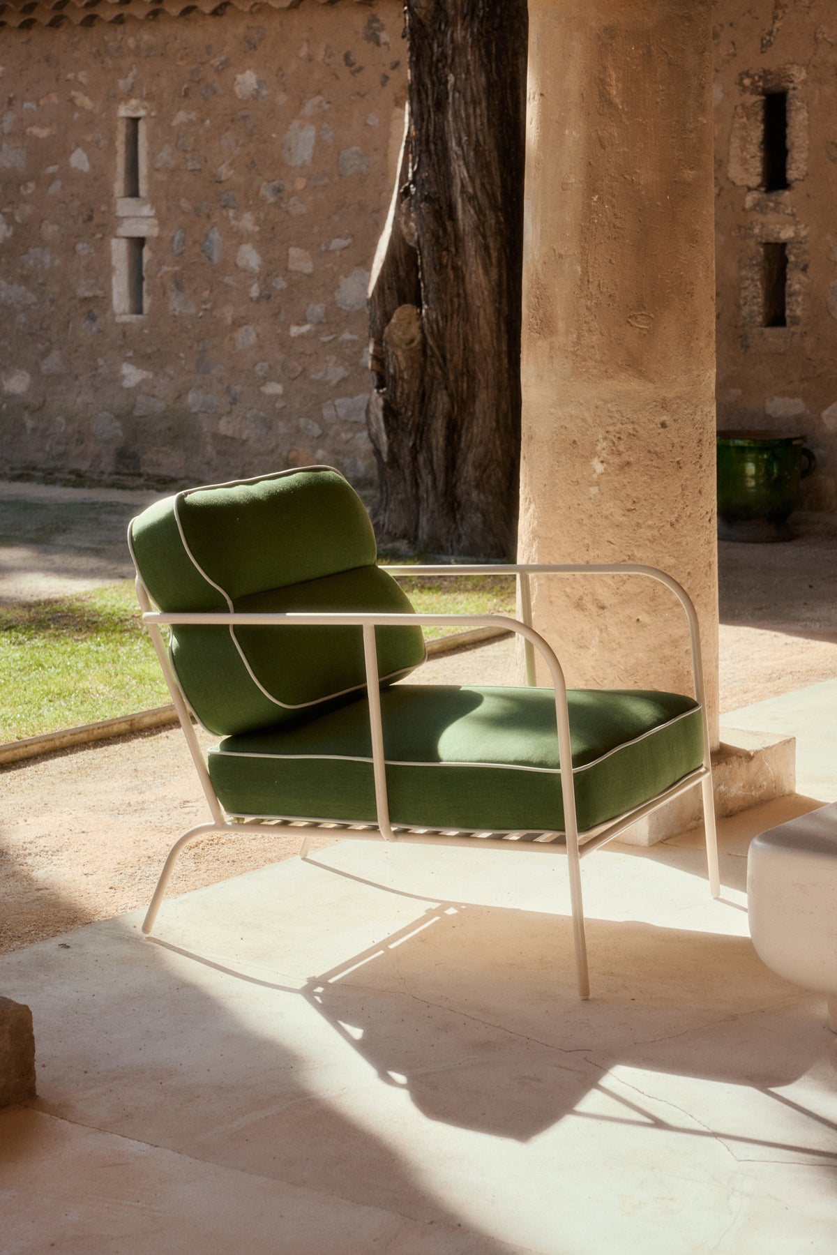 Vue de profil fauteuil de jardin Maddalena métal beige, coussins verts liseret blanc - NV GALLERY