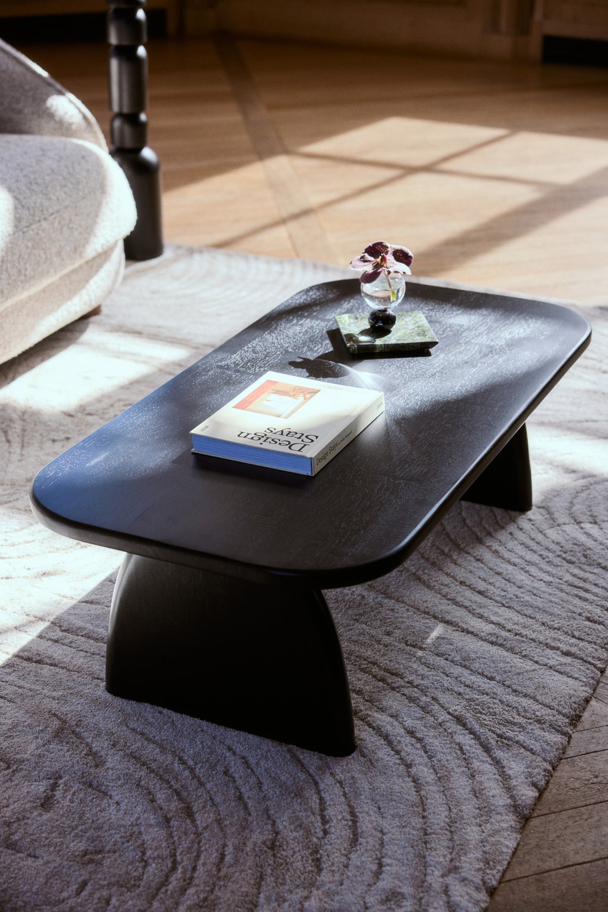 table basse Ellios L - bois d'hévéa massif teinté noir - vue plongeante détail plateau et piètement
