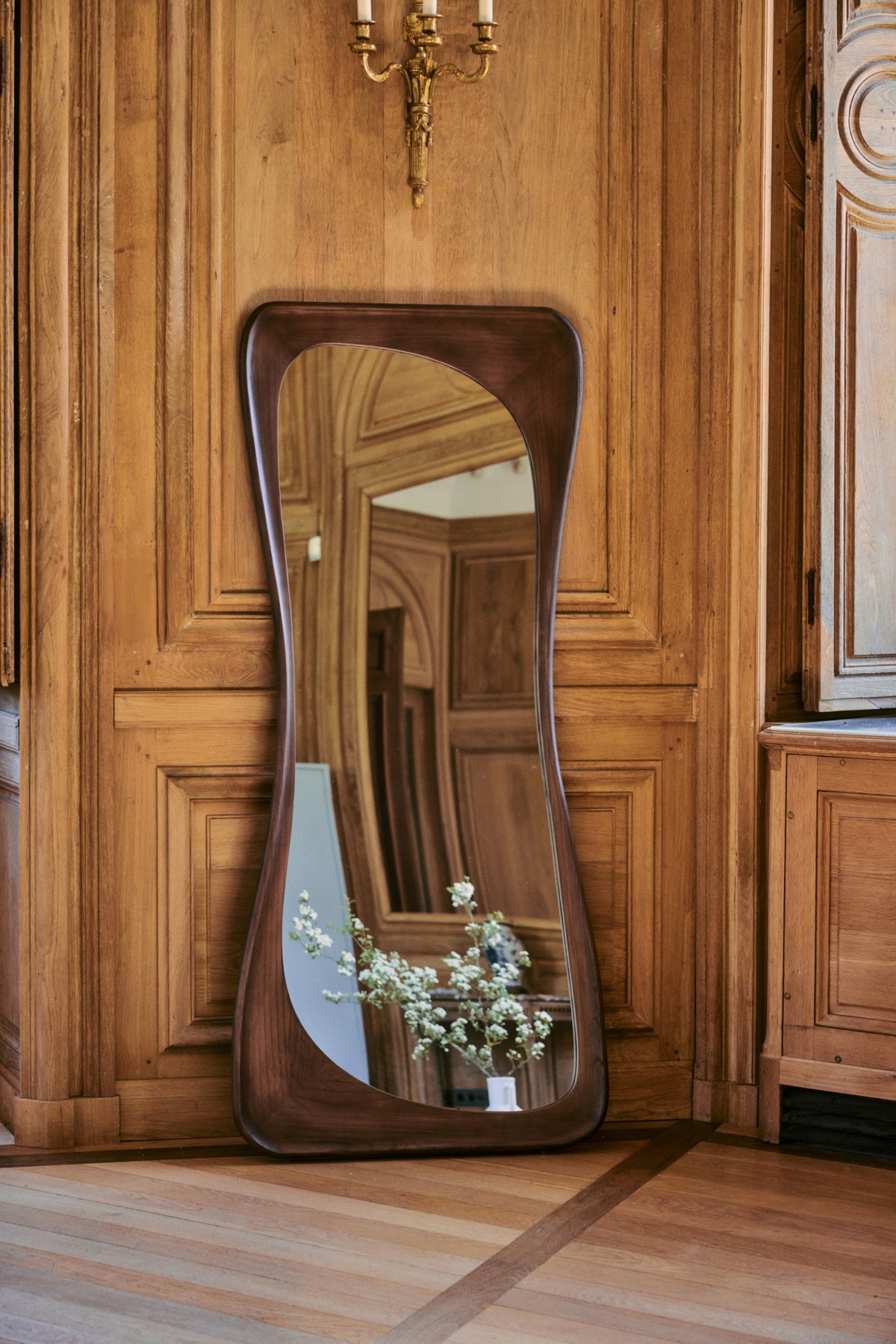 miroir Kalahari - bois de paulownia teinte noyer - vue de face boiseries et applique dorée