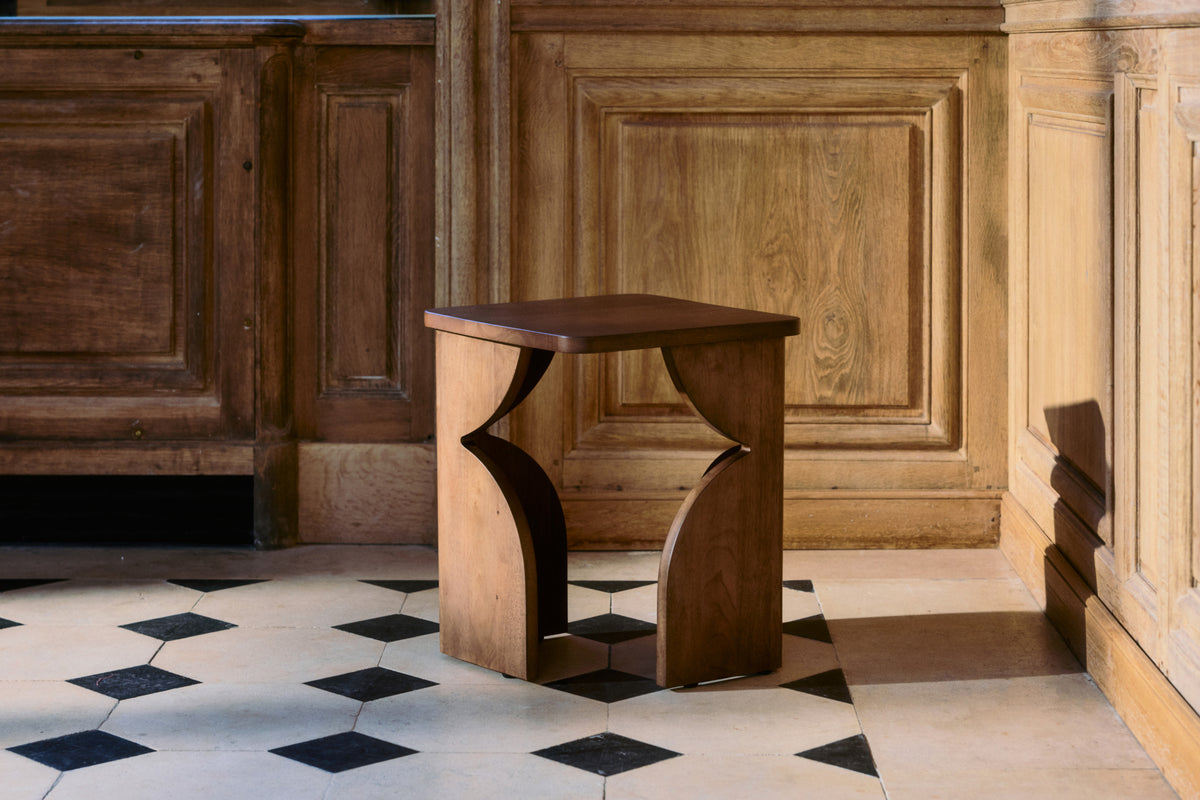 table d'appoint Kayla S - bois d'hévéa massif teinte noyer - vue trois quarts piètement sculpté