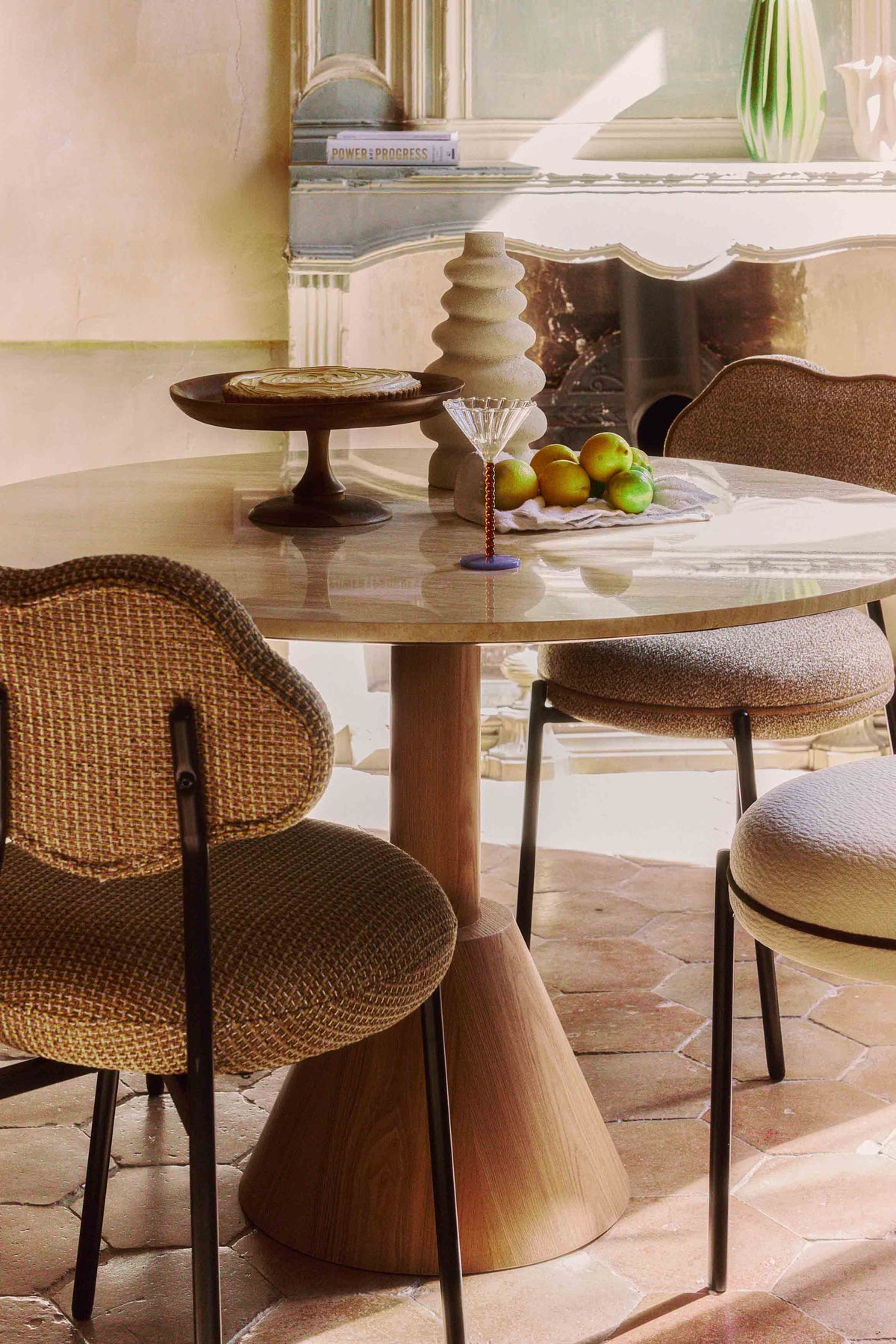 vase Ana - céramique beige empilée - détail plateau travertin et piètement bois