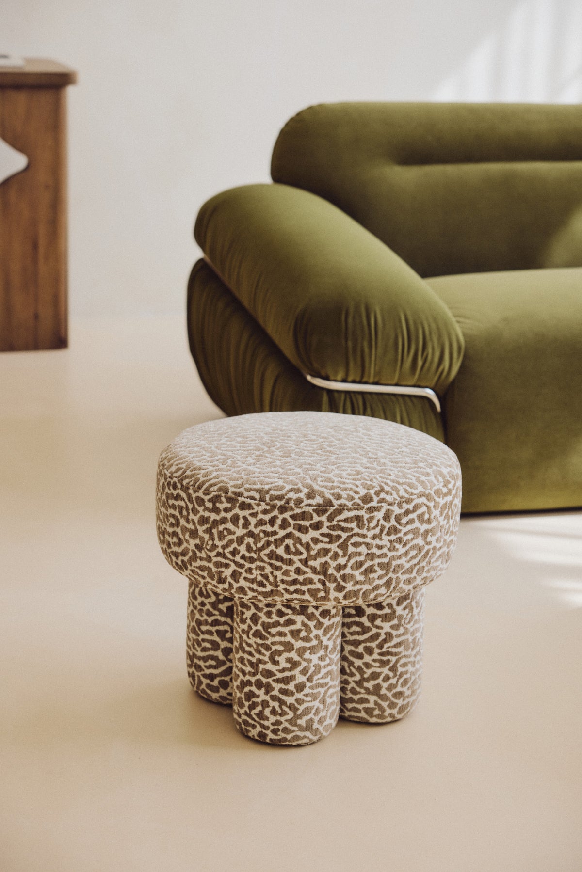 Pouf Corinthe - polyester motif léopard marron - piètement sculpté en gros plan