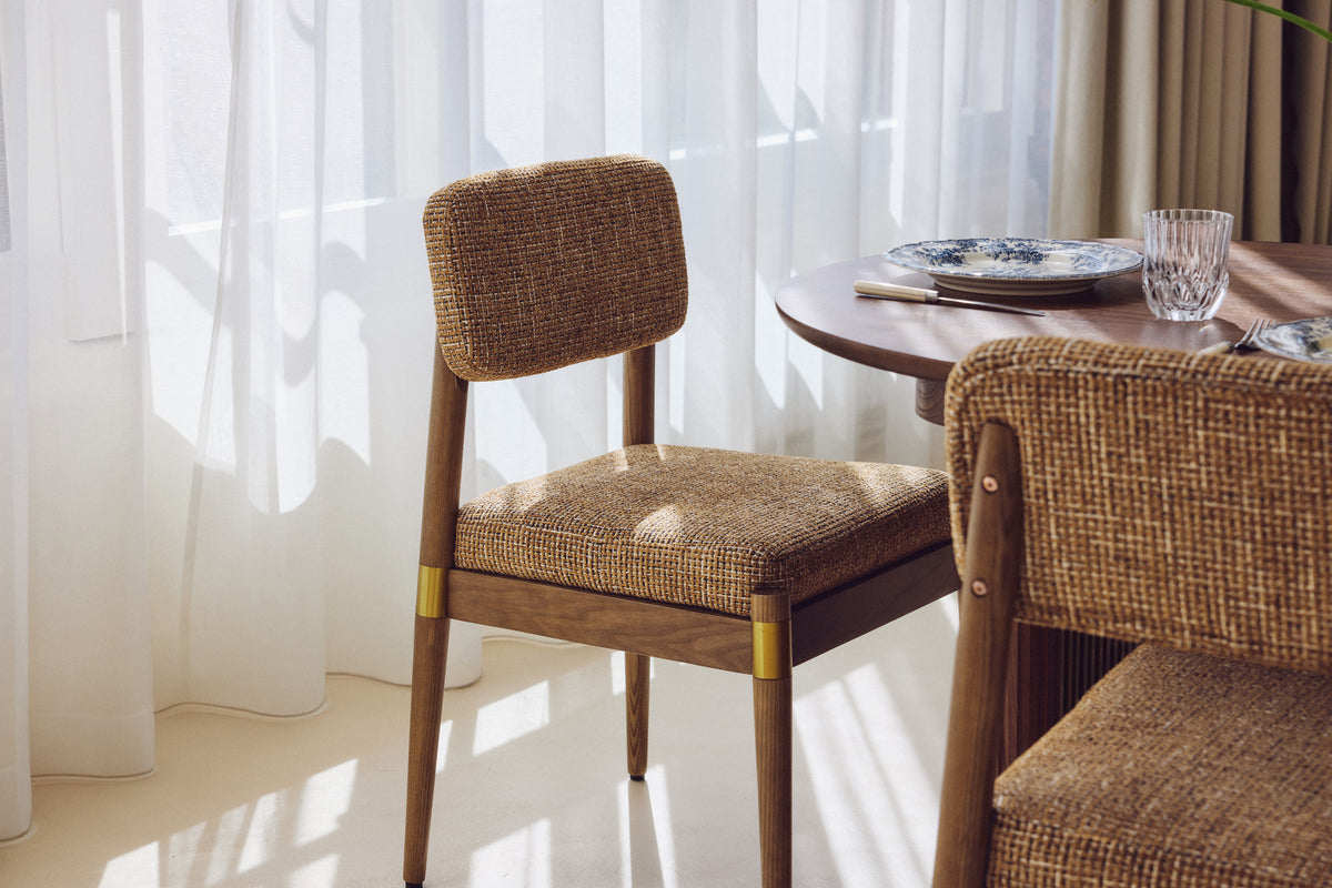 Chaise Lilay - tweed marron caramel & frêne massif - vue trois-quarts en salle à manger