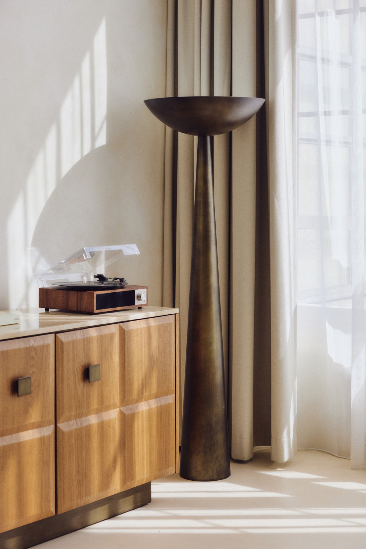 lampadaire Olympe - métal bronze brossé vasque - vue d'ensemble avec buffet bois blond