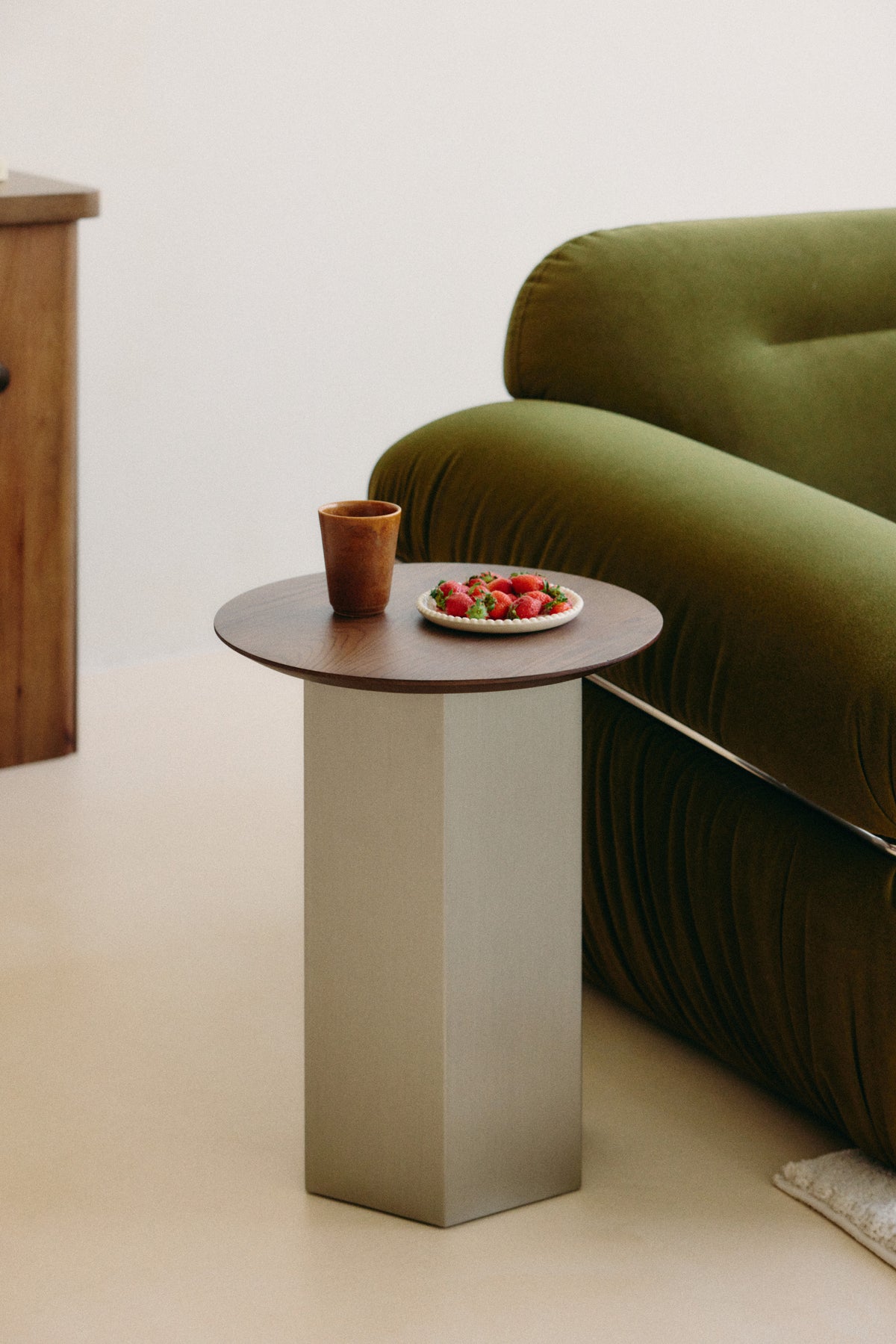 Table d'appoint Hexa S - frêne massif teinte noyer & acier inoxydable - plateau garni de fraises