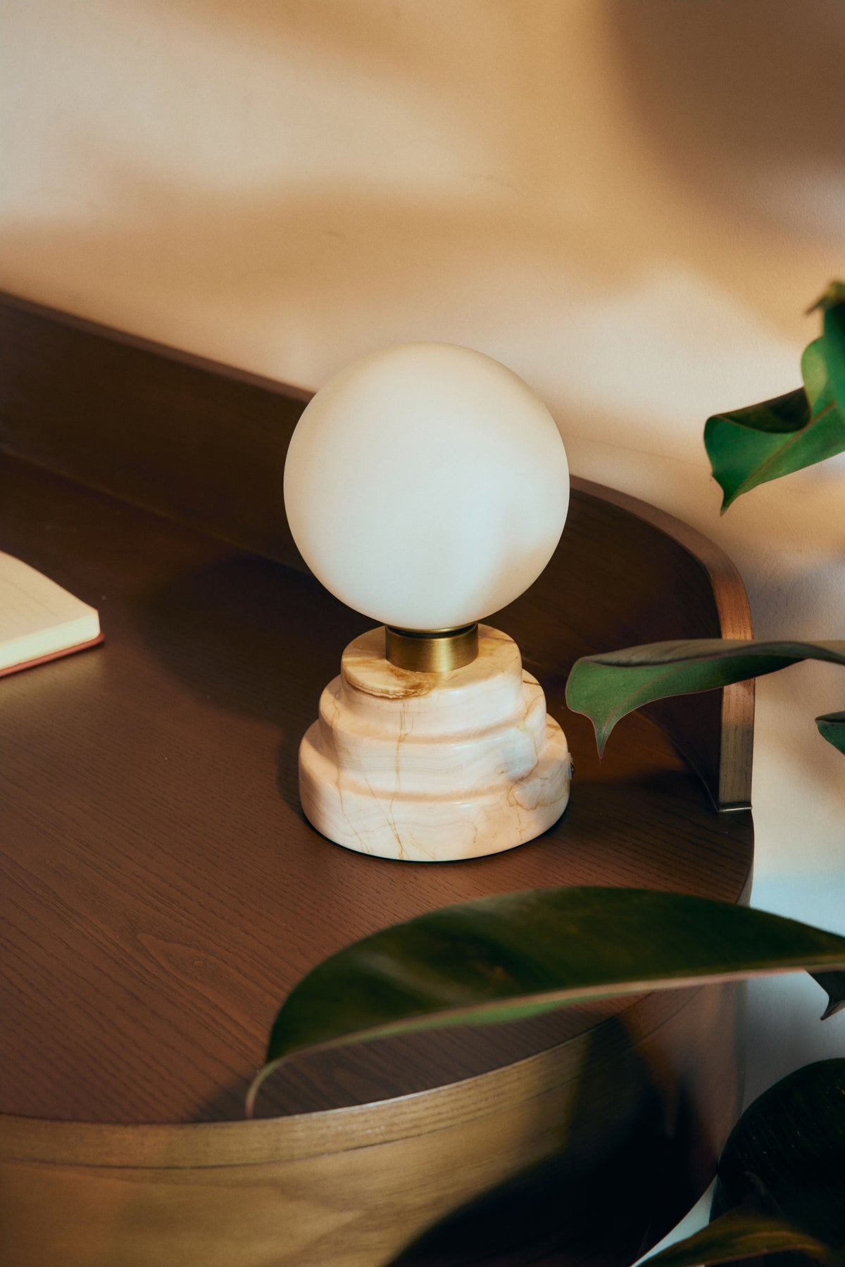 Lampe de table sphérique en verre blanc sur socle en marbre, finition laiton