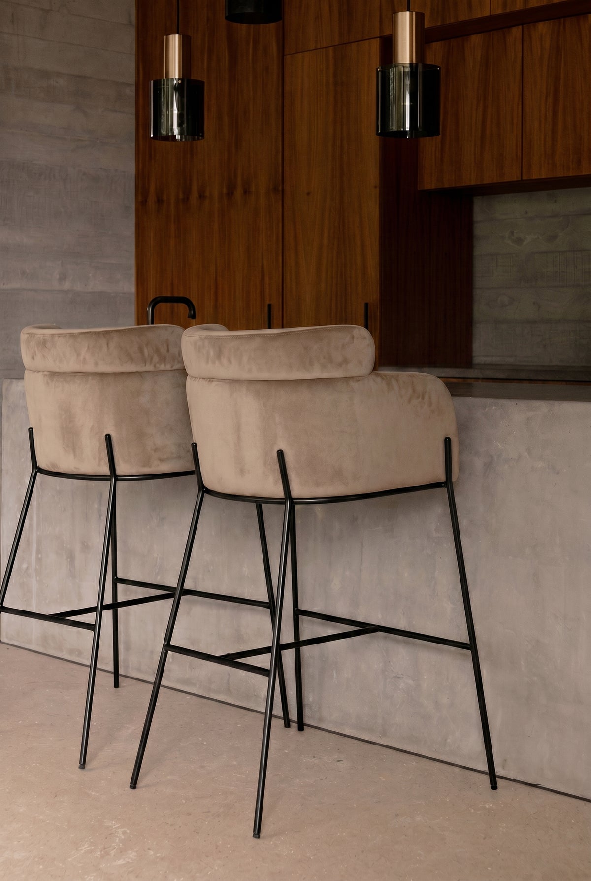 tabouret Baron - velours taupe et structure métal noir - vue de dos îlot cuisine