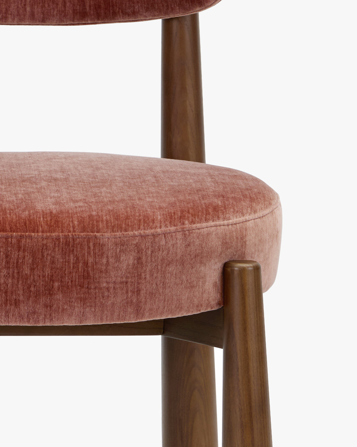 gros plan sur l'assise ronde en velours chenillé rouge ambré encerclée par les pieds d'une chaise UBUD