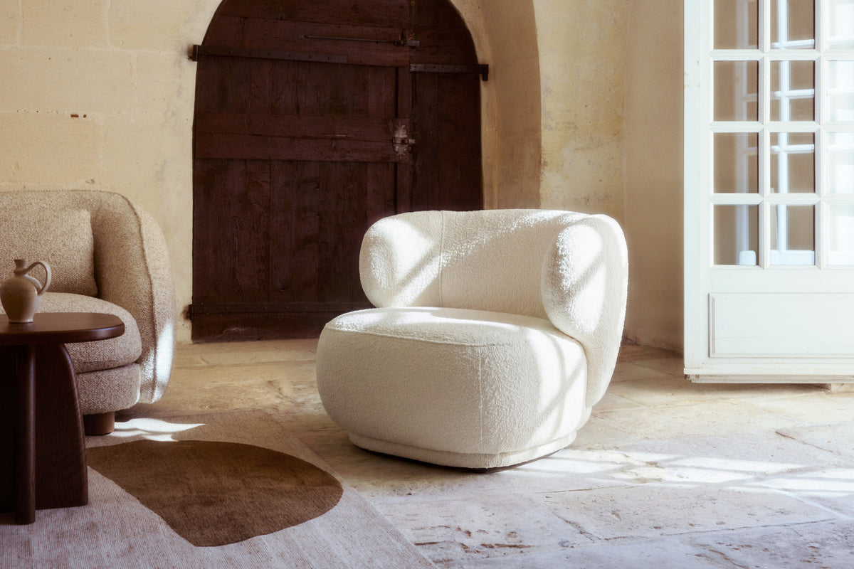 fauteuil Giulia - bouclé écru - vue d'ensemble salon pierre apparente
