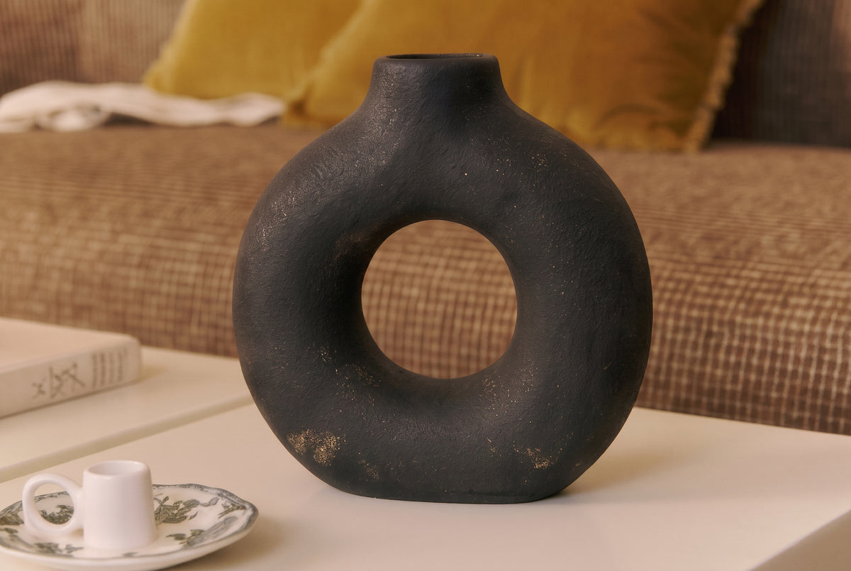 vase Susana - céramique noire texturée forme annulaire - vue de face