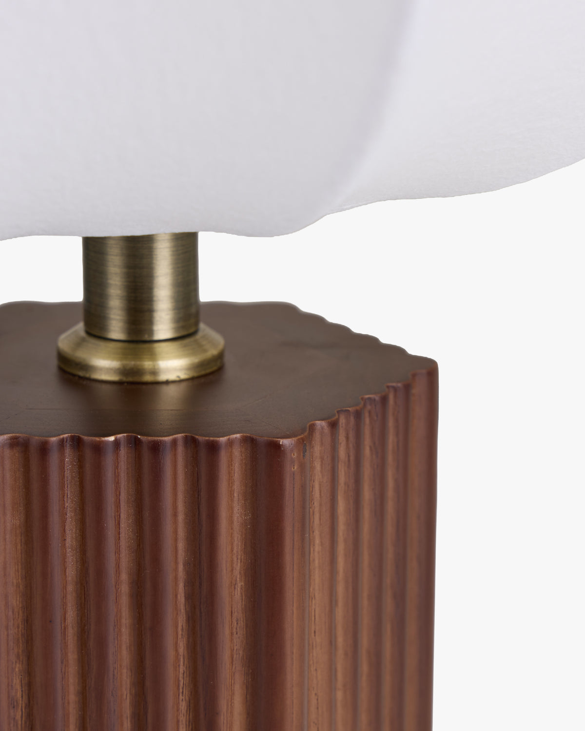 lampe de table Avaï - sommet hexagonal plat et douille laiton antique - détail