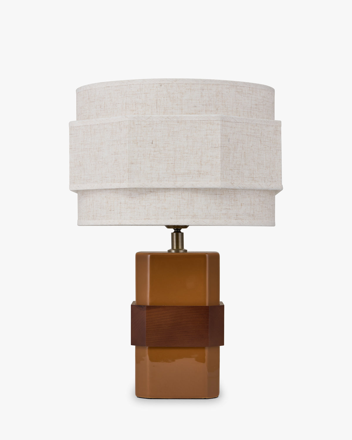 Lampe de table Eira NV GALLERY, céramique émaillée caramel, frêne massif et abat-jour en lin écru étagé
