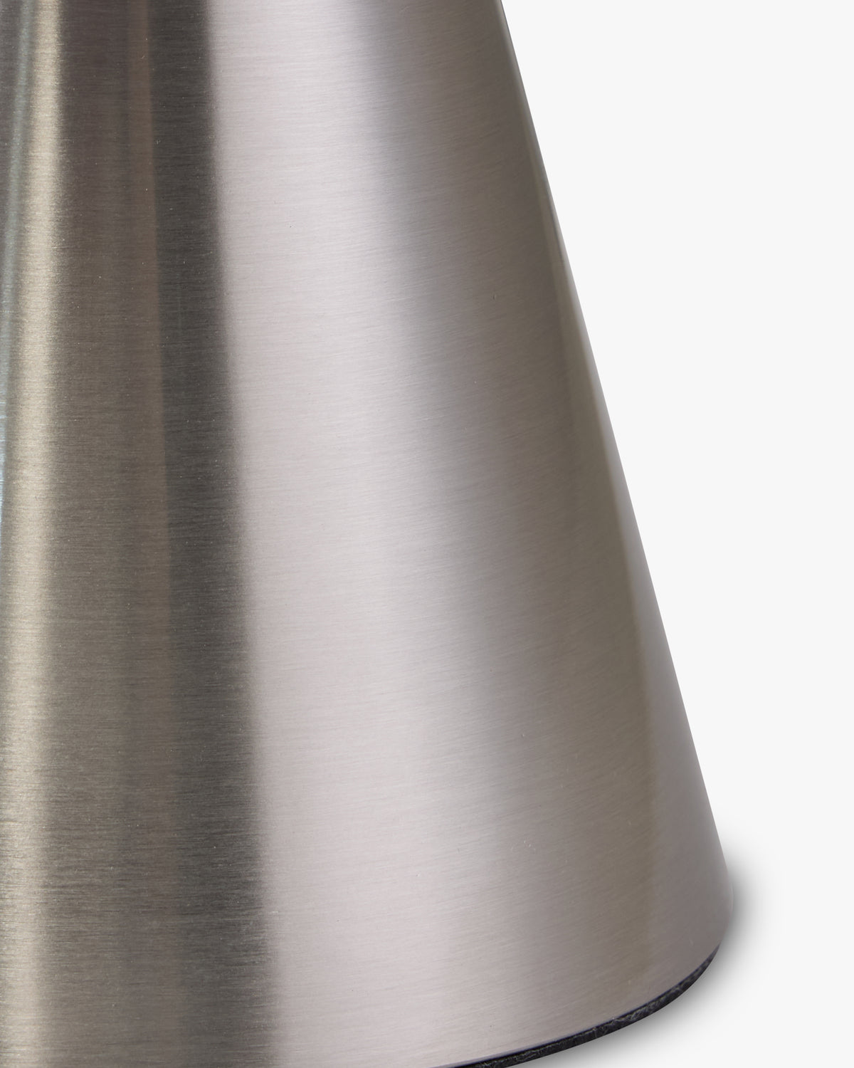 Lampe Khone - fer chromé effet brossé - piètement en gros plan