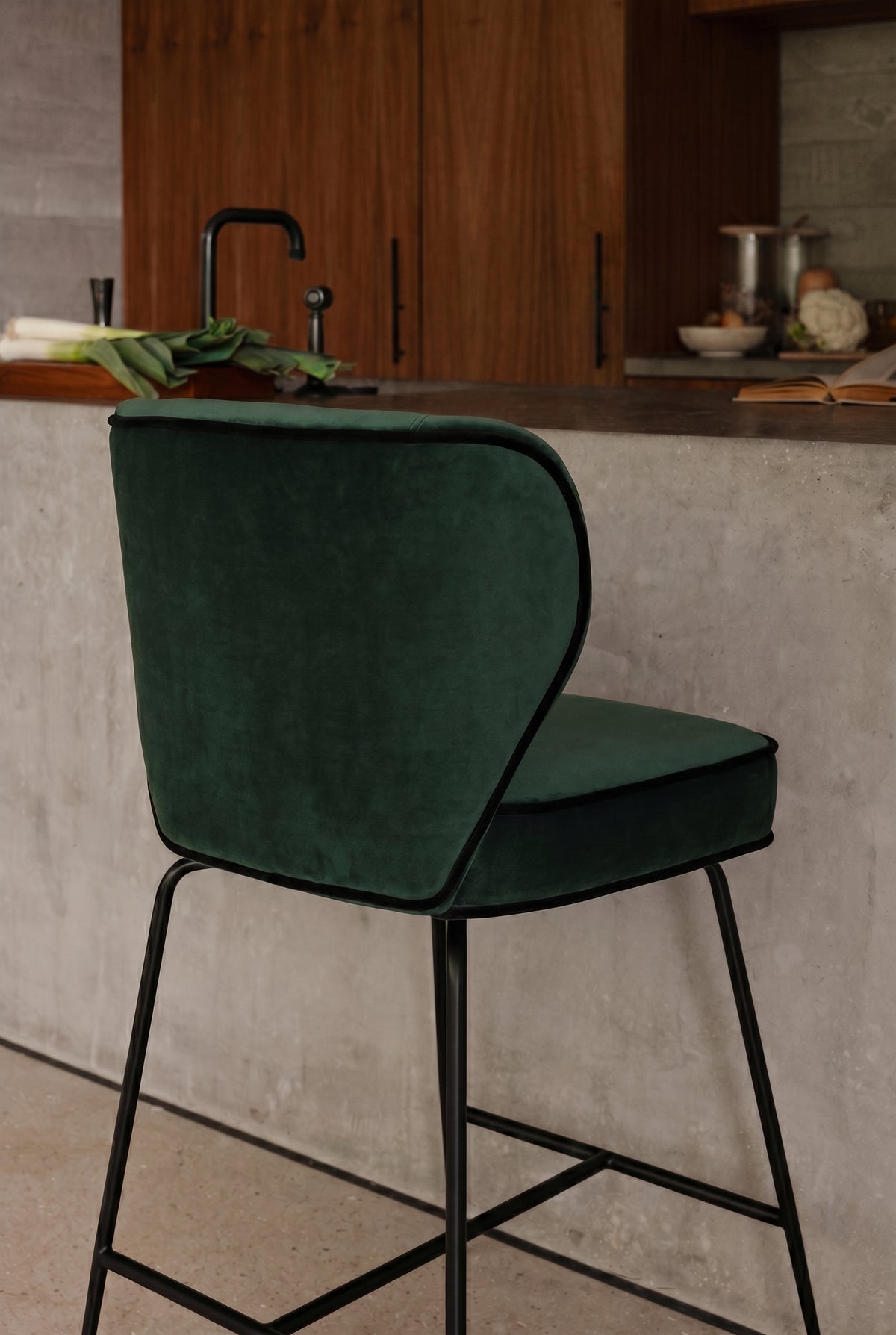 tabouret Wayne - velours vert cèdre et structure métal noir - vue trois quarts de dos