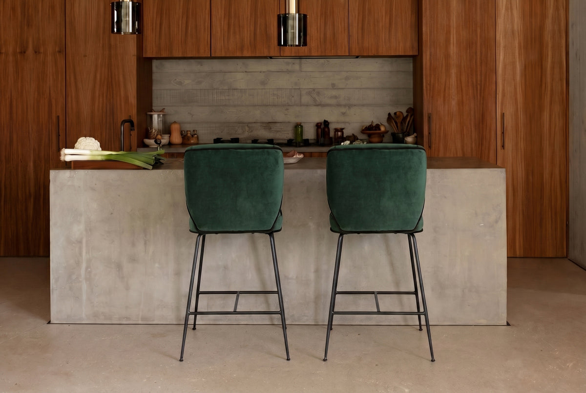 tabouret Wayne - velours vert cèdre et structure métal noir - vue d'ensemble îlot cuisine