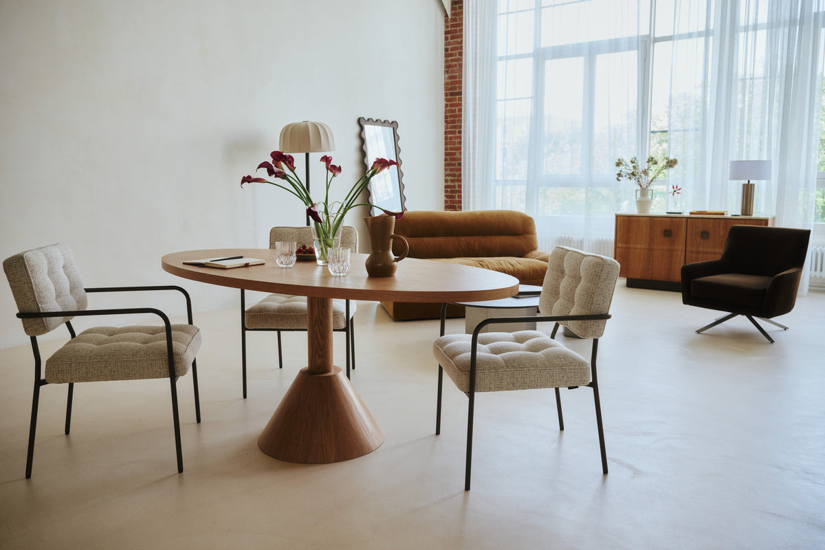 Chaise Orea - NV GALLERY - tweed beige cappuccino & métal bronze - en situation autour d'une table