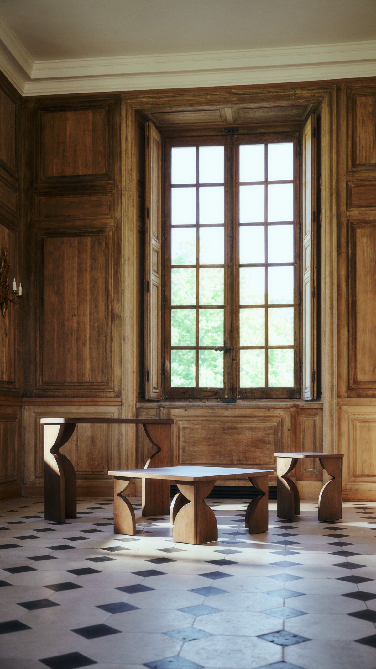 gamme Kayla - table basse, table d'appoint et console bois d'hévéa massif teinte noyer - vue portrait