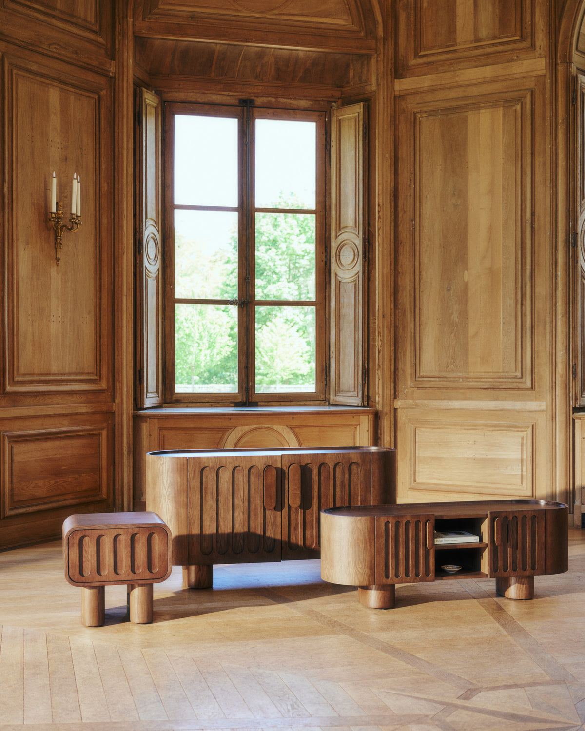 gamme Lombok - table d'appoint, buffet et meuble TV bois d'ingénierie teinte noyer - vue portrait boiseries