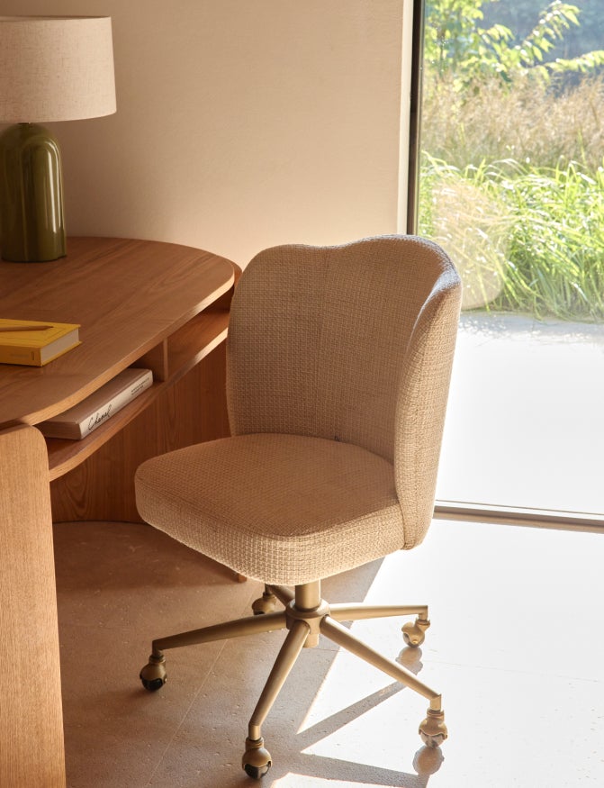 chaise de bureau aero avec un bureau en bois au format portrait