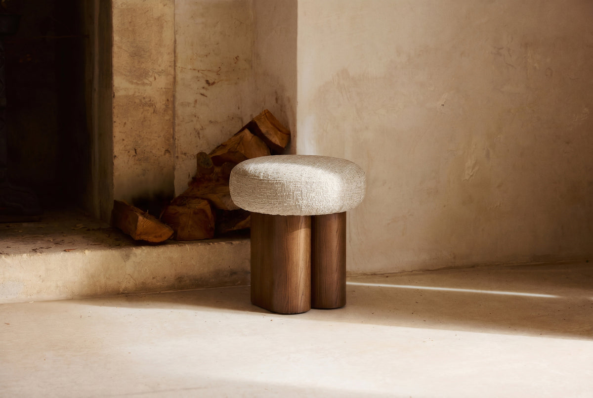 pouf Popa - tweed chenillé beige - piètement frêne massif teinté noyer - vue de face